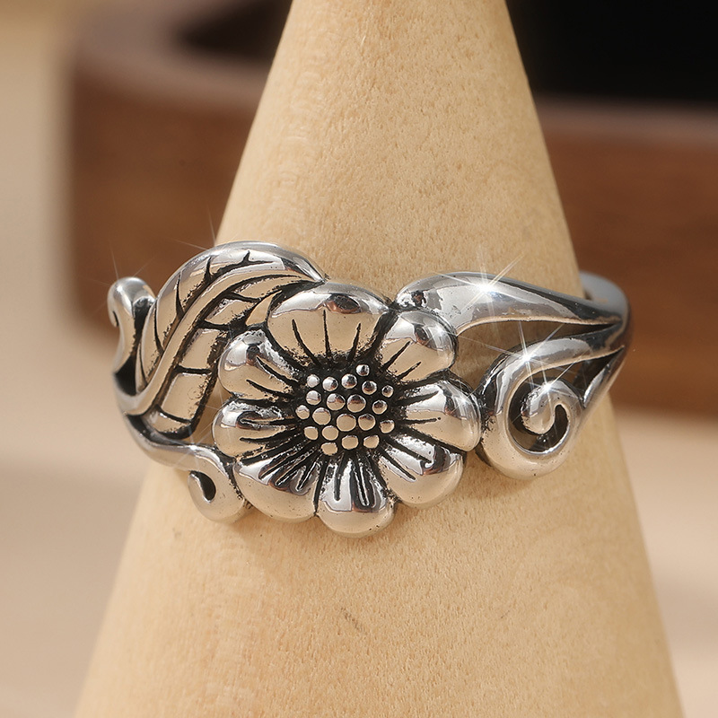 Elegant Vintage Floral Leaf Ring - Silver Tone Botanical Jewelry