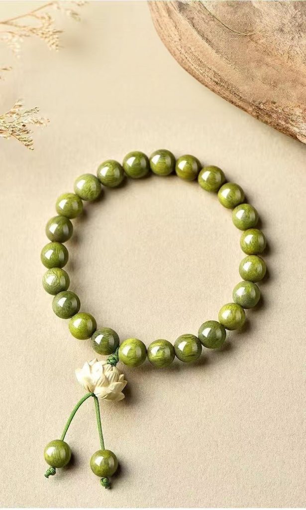 Exquisite Green Sandalwood Lotus Beaded Bracelet for Serenity