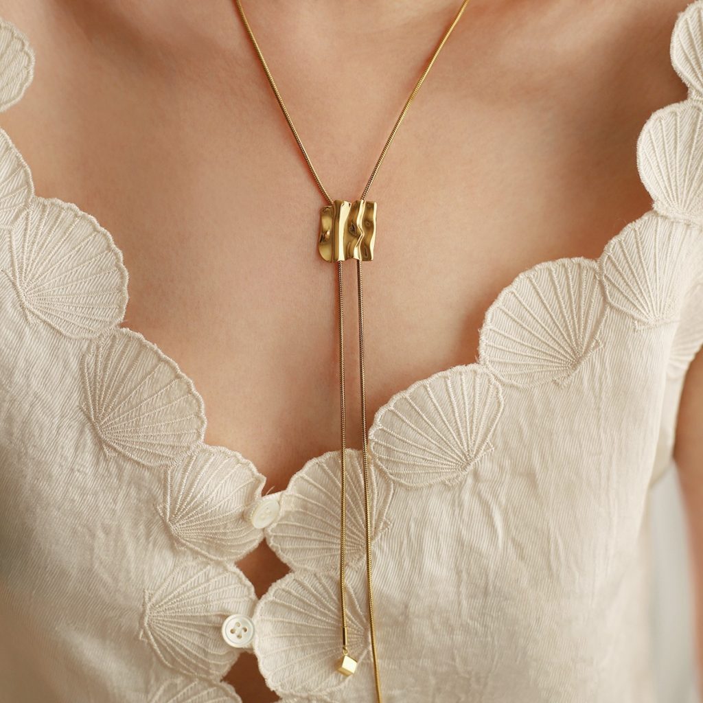 Elegant Geometric Pleated Square Necklace for Autumn & Winter