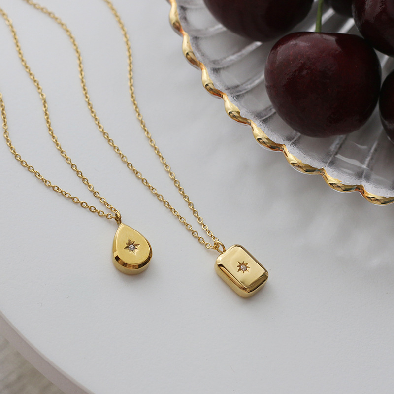 Parisian Elegance: Gold-Plated Eight-Pointed Star Necklace